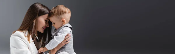 Heureuse Jeune Femme Souriant Près Petit Fils Sur Gris Avec — Photo