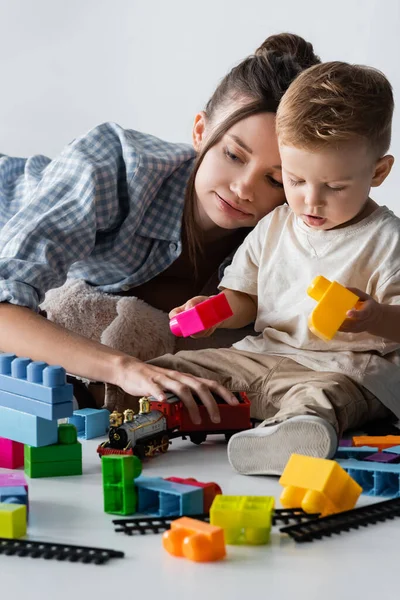 Madre Bambino Che Giocano Con Cubi Costruzione Ferrovia Giocattolo Grigio — Foto Stock