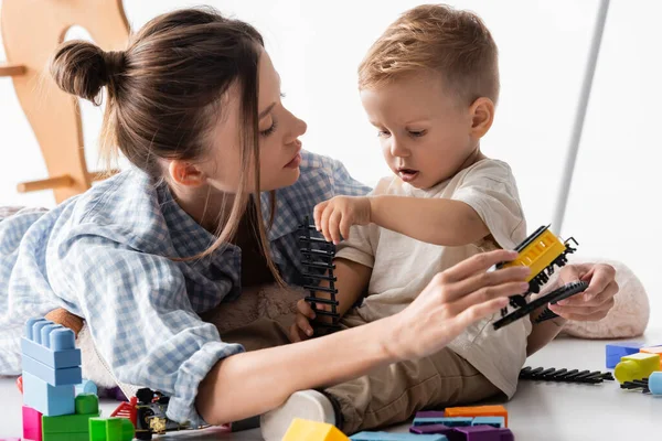 Mor Och Barn Leker Med Leksak Järnväg Vit — Stockfoto