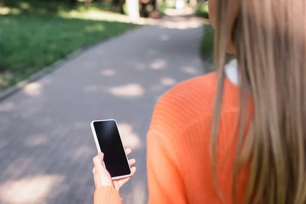 Ausgeschnittene Ansicht Einer Frau Mit Smartphone Und Leerem Bildschirm — Stockfoto