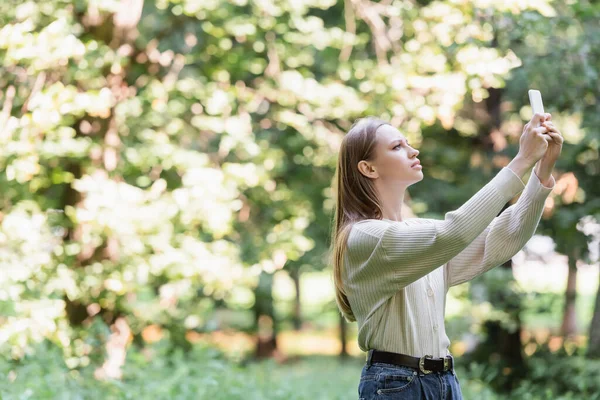 Young Woman Taking Photo Smartphone Park — Stock Photo, Image