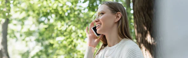 Wanita Bahagia Berkacamata Berbicara Telepon Pintar Taman Hijau Spanduk — Stok Foto