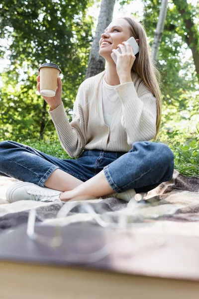 Usmívající Žena Brýlích Mluvit Smartphone Zatímco Sedí Papírovým Kelímkem Kostkované — Stock fotografie