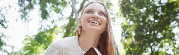 Low Angle View Happy Woman Looking Away Smiling Park Banner — Photo