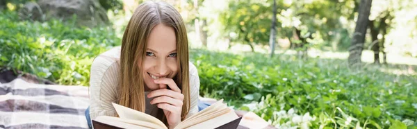 Mulher Feliz Ler Livro Enquanto Deitado Cobertor Banner — Fotografia de Stock