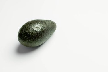 Beyaz arkaplanda olgun yeşil avokado 