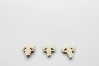 Kesilen mantarların beyaz arkaplanda fotokopi alanı ile üst görünümü