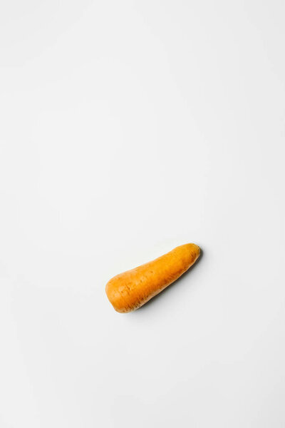 Верхний вид спелой моркови на белом фоне 
