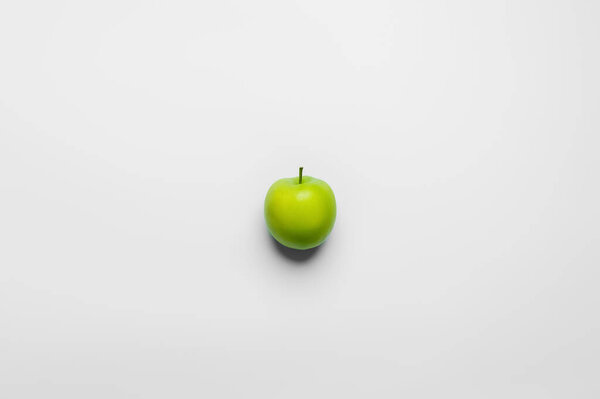 Вид сверху свежего яблока на белом фоне 