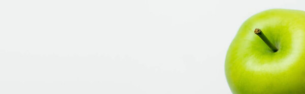 Спелые зеленые яблоки изолированы на белом, баннер 