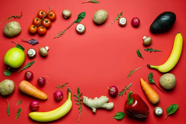 Płaska Leżanka Ramą Świeżych Warzyw Owoców Czerwonym Tle — Zdjęcie stockowe