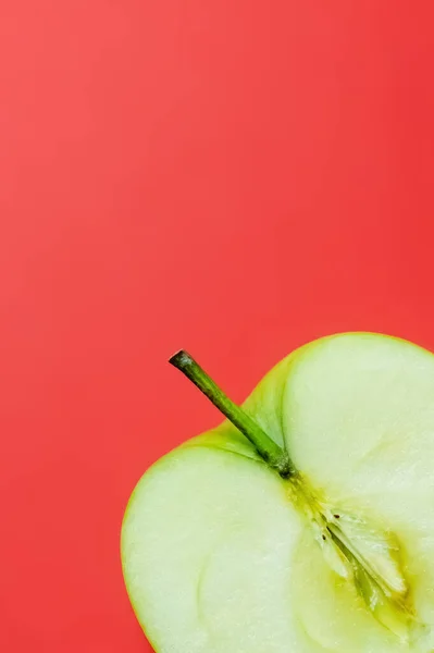 Vista Cerca Jugo Manzana Verde Aislado Rojo — Foto de Stock