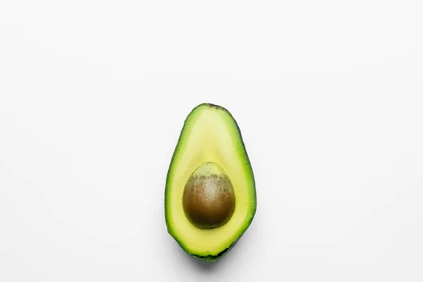 Draufsicht Auf Geschnittene Avocado Auf Weißem Hintergrund — Stockfoto