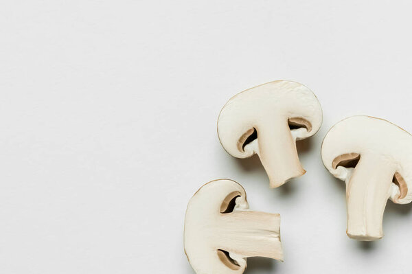 Вид сверху срезанных грибов на белом фоне с пространством для копирования