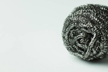Gri arkaplandaki metal tel scourer görüntüsünü kopyalama alanı ile kapat