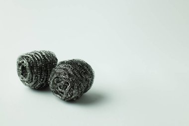 Gri arkaplanda kopyalama alanı olan aşındırıcı çelik tarayıcılar
