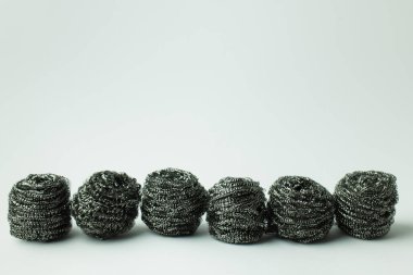 Gri arkaplanda kopyalama alanı olan aşındırıcı metal kırıcıları dizisi