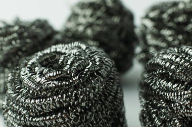 Gri arkaplandaki aşındırıcı metal kırıcıların görüntüsünü kapat