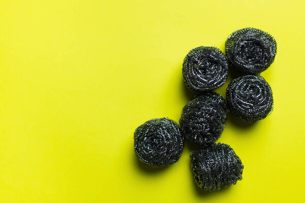 вид чистки стальных бичевателей на желтом фоне