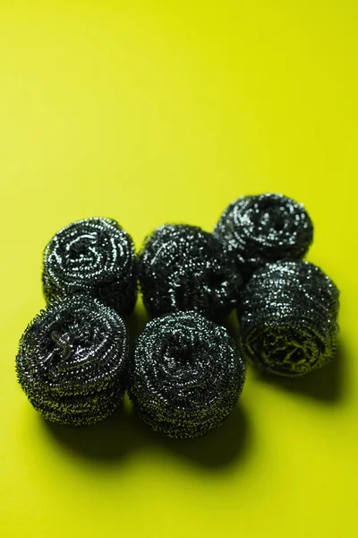 Sarı arkaplanda paslanmaz tel temizleyiciler