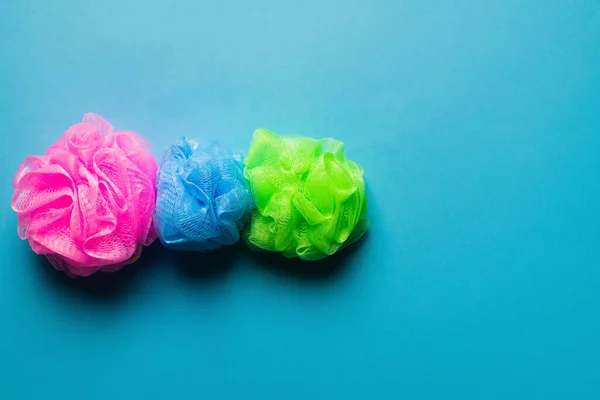 Top View Multicolored Mesh Body Puffs Blue Background — Stock Photo, Image