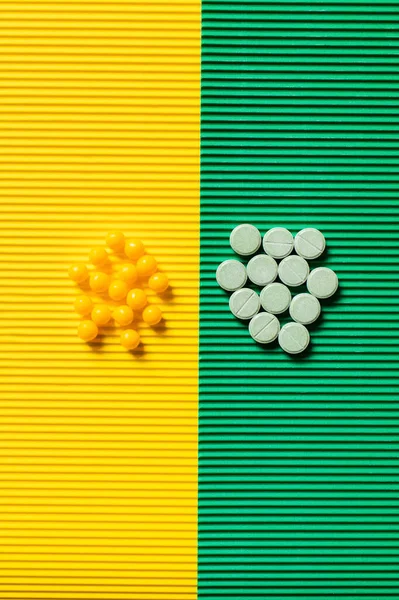 Felső Nézet Kerek Alakú Tabletták Vitaminok Texturált Zöld Sárga Háttér — Stock Fotó