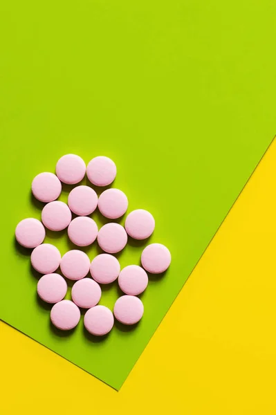 Vista Dall Alto Forma Rotonda Pillole Rosa Sfondo Giallo Verde — Foto Stock