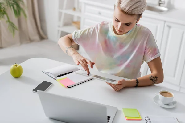 Młoda Kobieta Korzystająca Tabletu Cyfrowego Pobliżu Laptopa Smartfona Notebooków — Zdjęcie stockowe