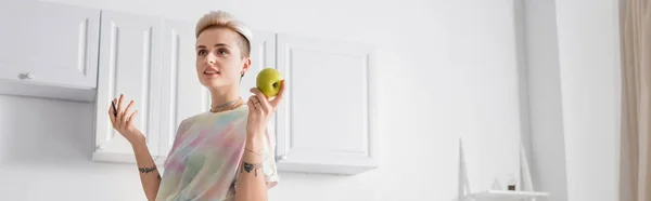 Femme Souriante Avec Coiffure Tendance Tenant Pomme Stylo Dans Cuisine — Photo