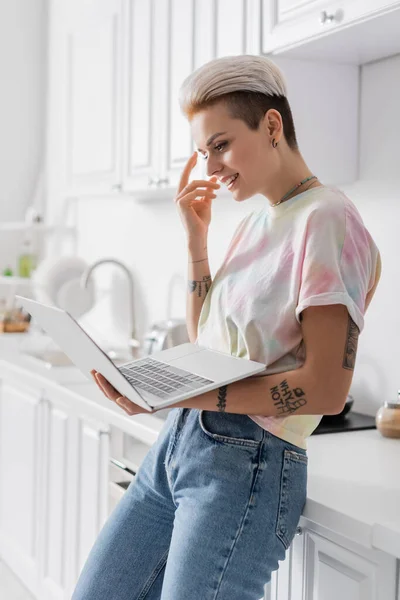 Cheerful Woman Gesturing While Standing Laptop Kitchen — Photo