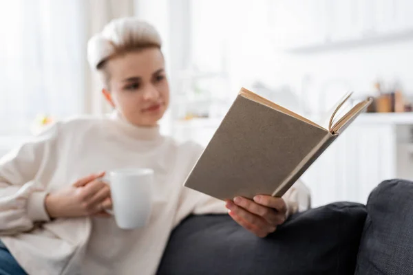 Mujer Borrosa Con Taza Libro Lectura Casa — Foto de Stock