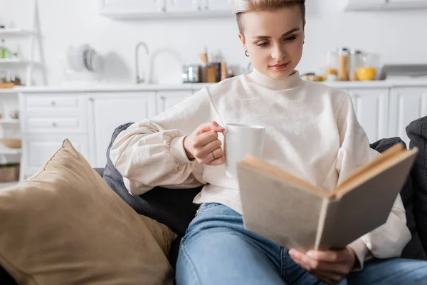 Young Woman Sitting Sofa Cup Tea Reading Book — Stock Photo, Image