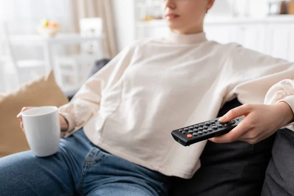 Vista Parcial Mujer Borrosa Con Taza Control Remoto Viendo Televisión — Foto de Stock