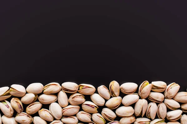 Flat Lay View Cracked Salty Pistachios Isolated Black — ストック写真