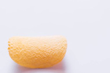 Beyaz üzerine tuz konmuş tek bir patates cipsine yakından bakın.