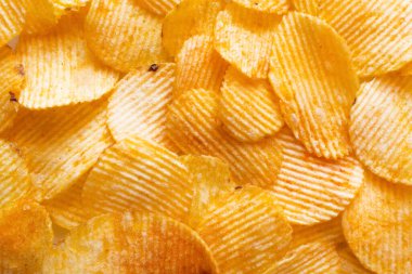 Bir demet dalgalı ve tuzlu patates cipsi.