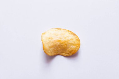 Beyaz üzerine kızarmış ve tuzlu patates cipsi.