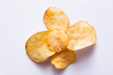 Lezzetli, kızarmış ve tuzlu patates cipsleri beyaz üzerine