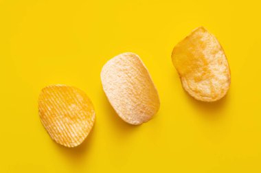 Sarı üzerine farklı tuzlu patates cipsi manzarası