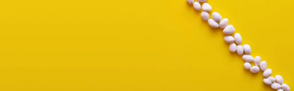 Ansicht Der Reihe Mit Geschälten Pinienkernen Auf Gelbem Hintergrund Banner — Stockfoto
