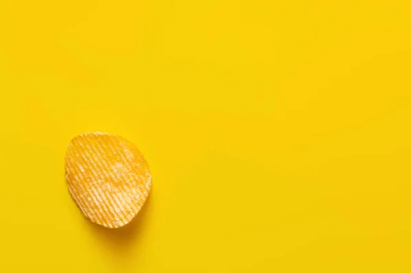 Top View Single Wavy Salty Potato Chip Yellow — Stockfoto