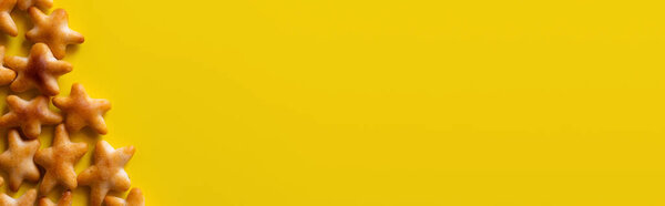 вид сверху на вкусное печенье в форме звезд на желтом, баннер