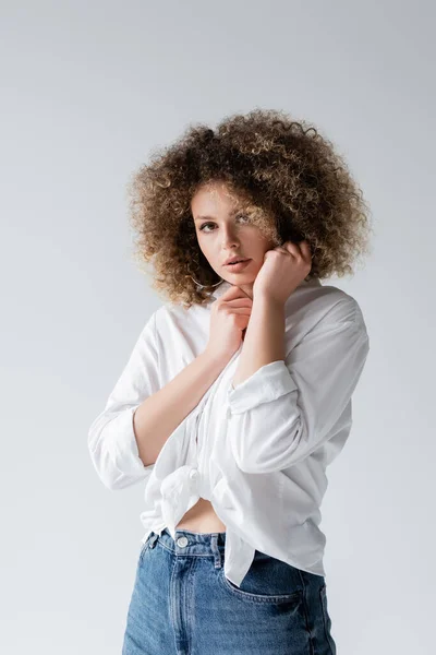 Mulher Muito Encaracolado Blusa Posando Isolado Branco — Fotografia de Stock