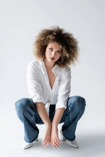 Modieuze Vrouw Blouse Jeans Poseren Witte Achtergrond — Stockfoto