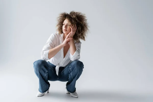 Stijlvol Krullend Model Poseren Witte Achtergrond — Stockfoto