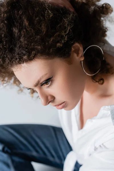 Ritratto Donna Riccia Camicetta Distogliendo Sguardo Sfondo Bianco — Foto Stock