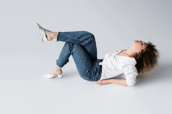 Mulher Elegante Jeans Blusa Deitada Fundo Branco — Fotografia de Stock