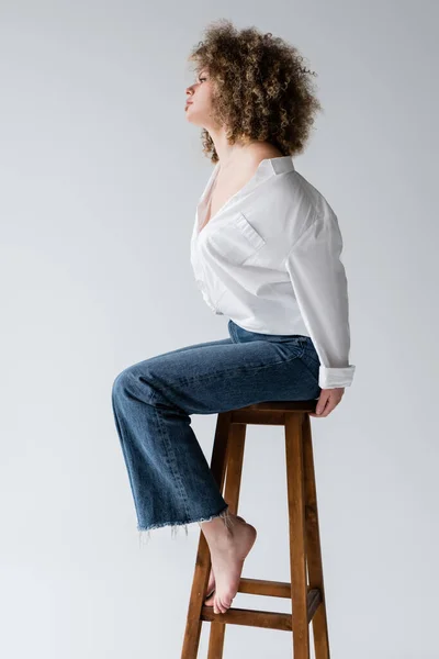 Seitenansicht Des Stilvollen Barfuß Modell Sitzt Auf Stuhl Isoliert Auf — Stockfoto