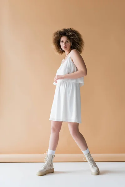 Stylish Woman Skirt Boots Looking Camera Beige Background — Stock Photo, Image
