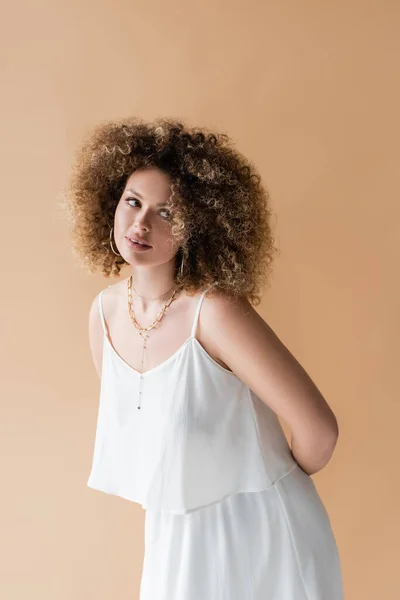 Femme Souriante Vêtements Blancs Regardant Loin Isolé Sur Beige — Photo